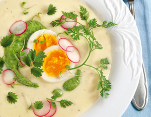 Kartoffel-Kräuter-Suppe mit Ei
