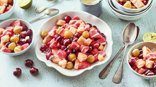Obstsalat mit Melone Kirschen Mirabellen