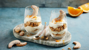 Vanillekipferl Creme serviert in einem Glas