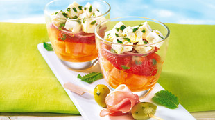 Oliven-Spieße mit Melonensalat