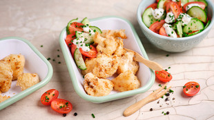 Blumenkohl Nuggets mit Gurken-Tomatensalat