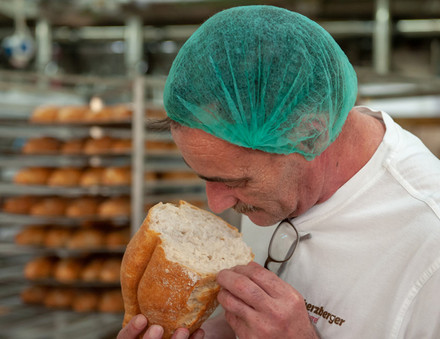 Mitarbeiter der herzberger Bäckerei mit Brot