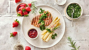 Grillsteaks mit Spargel und Erdbeer Chutney 