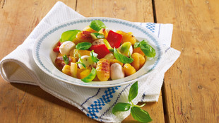 Gebratene Gnocchi mit Gemuese und Mozzarella