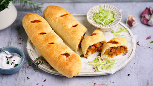Gefuellte Teigrollen mit Gemuese 