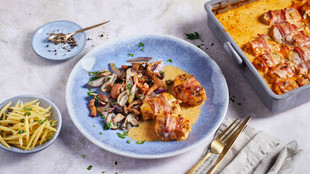 Ein Rezeptbild: Schweinefilet mit Bacon und gebratenen Pilzen