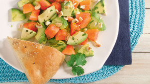 Papaya-Avocado-Salat mit frischem Koriander