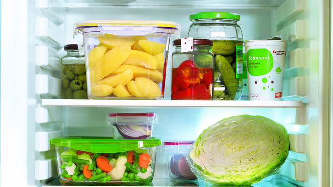 Blick in einen gefüllten Kühlschrank, der Lebensmittel richtig lagert.