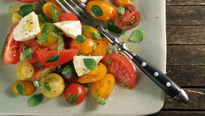 Tomatensalat mit Mozzarella und italienischen Kraeuter