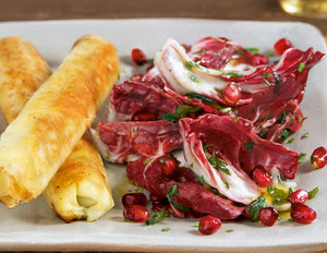 Feta-Stangen mit Radicchio-Granatapfel-Salat