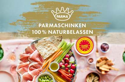 Ein Teller voll Parmaschinken, Gemüse und Brot