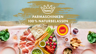 Ein Teller voll Parmaschinken, Gemüse und Brot