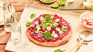 Eine lilane Pizza mit Ziegenkäse