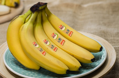 tegut fairbindet Bio Bananen auf einem Teller