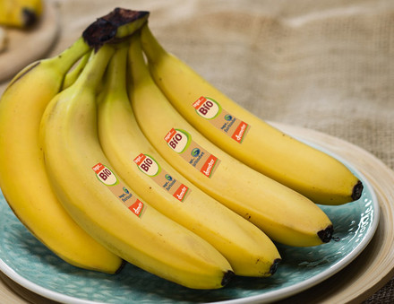 tegut fairbindet Bio Bananen auf einem Teller