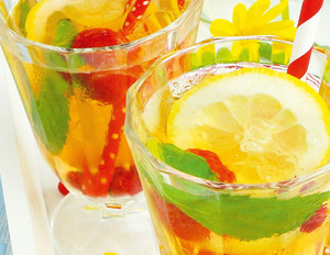 Apfelwein-Bowle mit Beeren