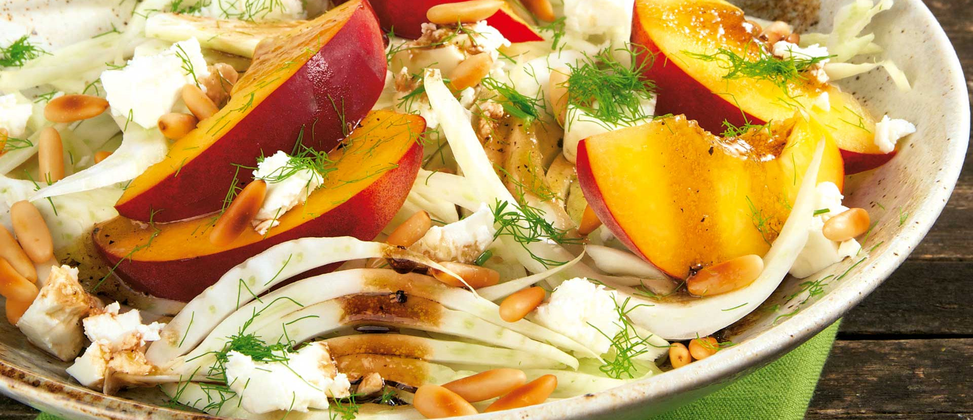 Fenchel-Pfirsich-Salat mit Feta und Pinienkernen