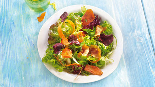 Bunter Salat mit Gemüse-Kesselchips