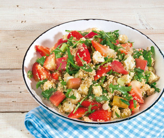 Quinoa Salat mit Erdbeer und Rabarber 
