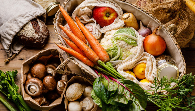 Nachhaltige Lebensmittel sind auf einem Tisch verteilt