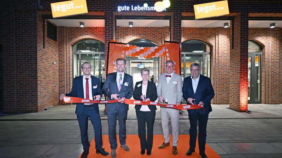 fünf Personen vor dem neu eröffneten Supermarkt in Wiesbaden