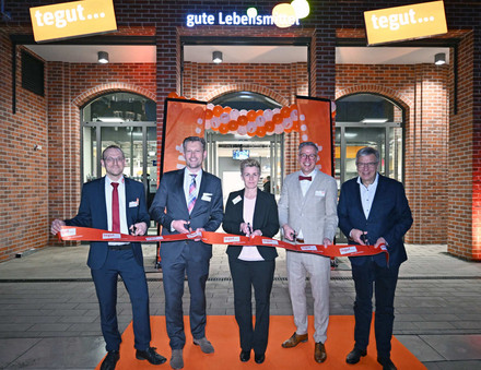 fünf Personen vor dem neu eröffneten Supermarkt in Wiesbaden