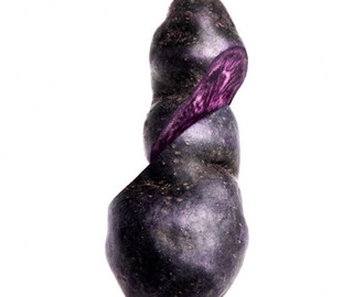Eine lila Kartoffel, die halbiert wurde