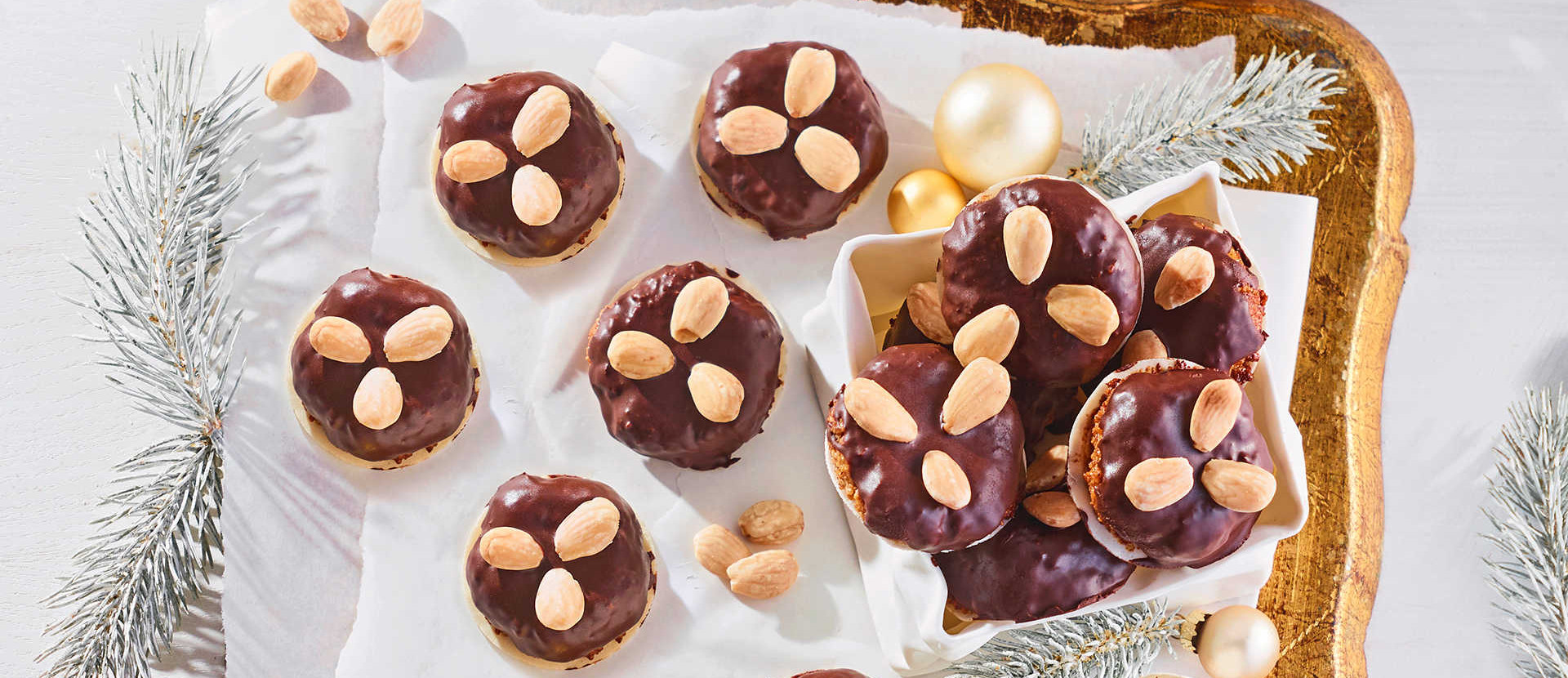 Kleine Elisenlebkuchen auf einem hölzernen Brett
