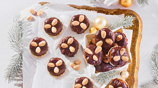 Kleine Elisenlebkuchen auf einem hölzernen Brett