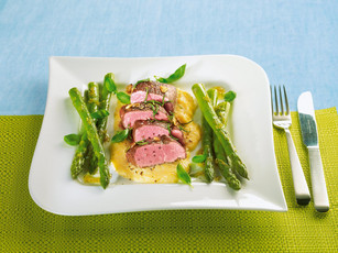 Lammlachse auf Polenta mit grünem Spargel