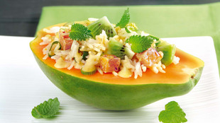 Gefuellte Papaya mit Reissalat 