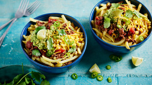 Poutine in einer blauen Schüssel
