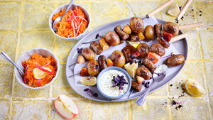 Würstchen-Kartoffelspieße mit Möhren-Apfelsalat