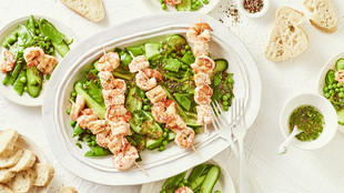 Lachs Garnelen Spiesse auf Gurkensalat