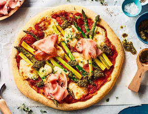 Spargel-Pizza mit Bärlauch-Pesto und Büffelmozzarella