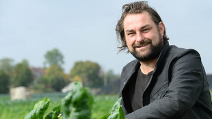 Betriebsleiter im grünen Acker