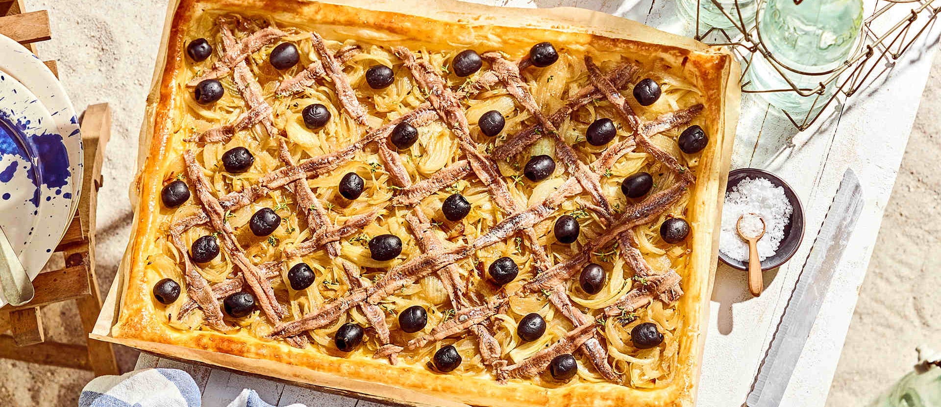 Zwiebelkuchen mit Oliven in einer Auflaufform