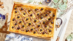 Zwiebelkuchen mit Oliven in einer Auflaufform