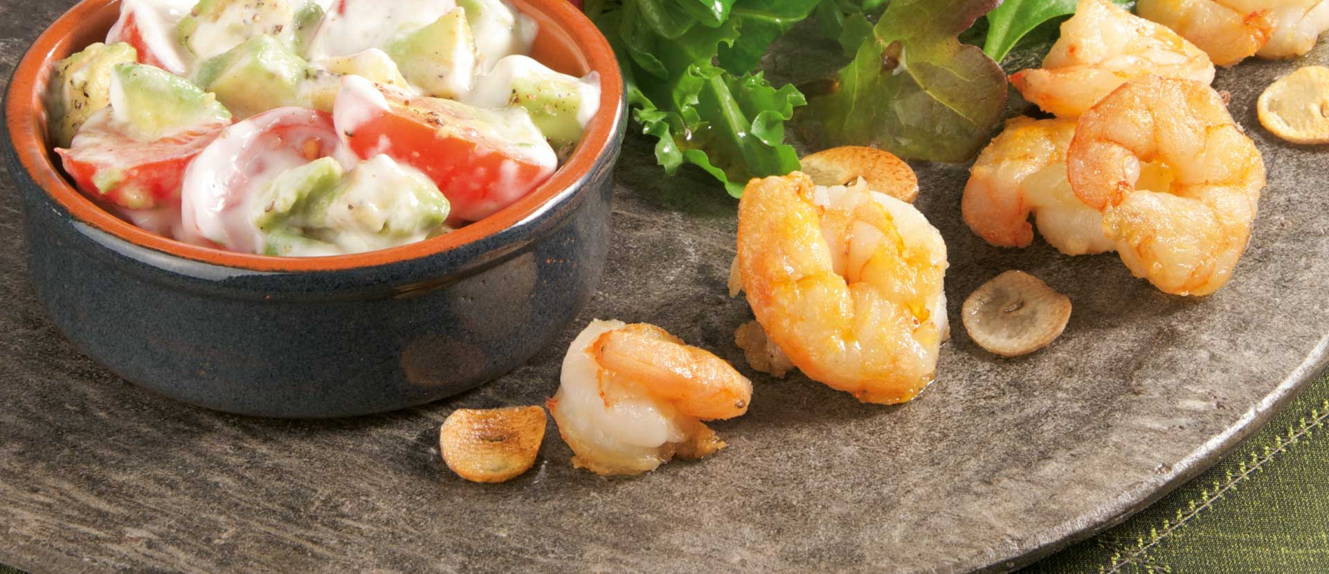 Salatmix mit Garnelen und Avocado Dip