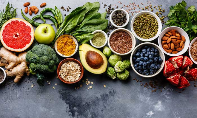 Das Foto zeigt Superfoods wie Brokkoli, Heidelbeeren, Nüsse, Rosenkohl von oben fotografiert und nebeneinander arrangiert.