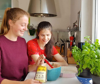 zwei Mädchen in der Küche bereiten Insekten-Pasta zu