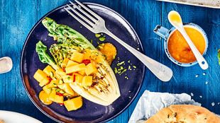 Gegrillter Roma-Salat mit Mango-Dressing