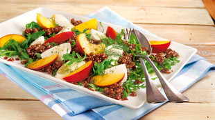Quinoa Salat mit Mozzarella und Nektarinen