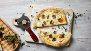 Trüffelpizza auf einem Holzbrett