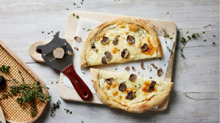 Trüffelpizza auf einem Holzbrett