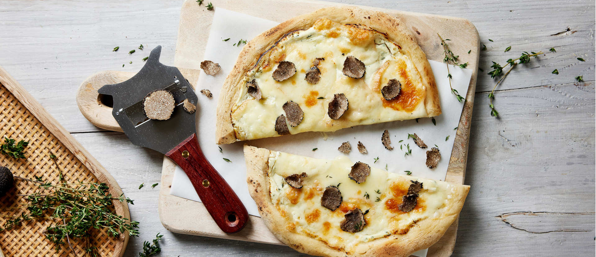 Trüffelpizza auf einem Holzbrett