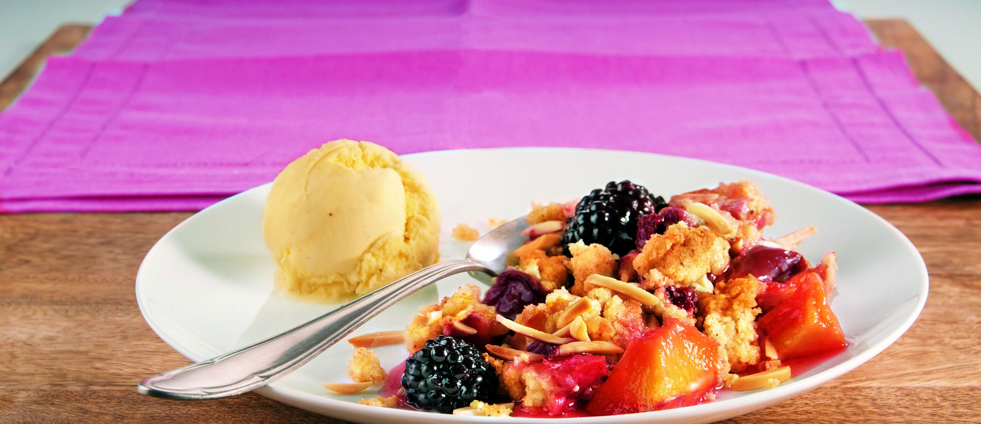 Brombeer-Nektarinen-Crumble auf Teller