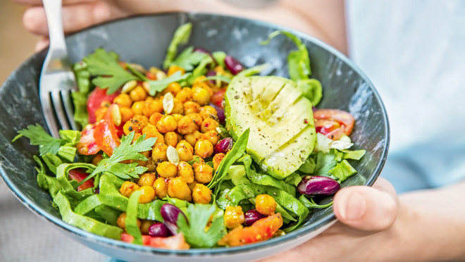 Ernährung Salad Bowl in zwei Händen