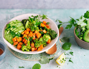 Brokkoli-Avocado-Salat mit Frühlingskräutern