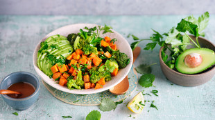 Brokkoli Avocado Salat mit Fruehlingskraeutern